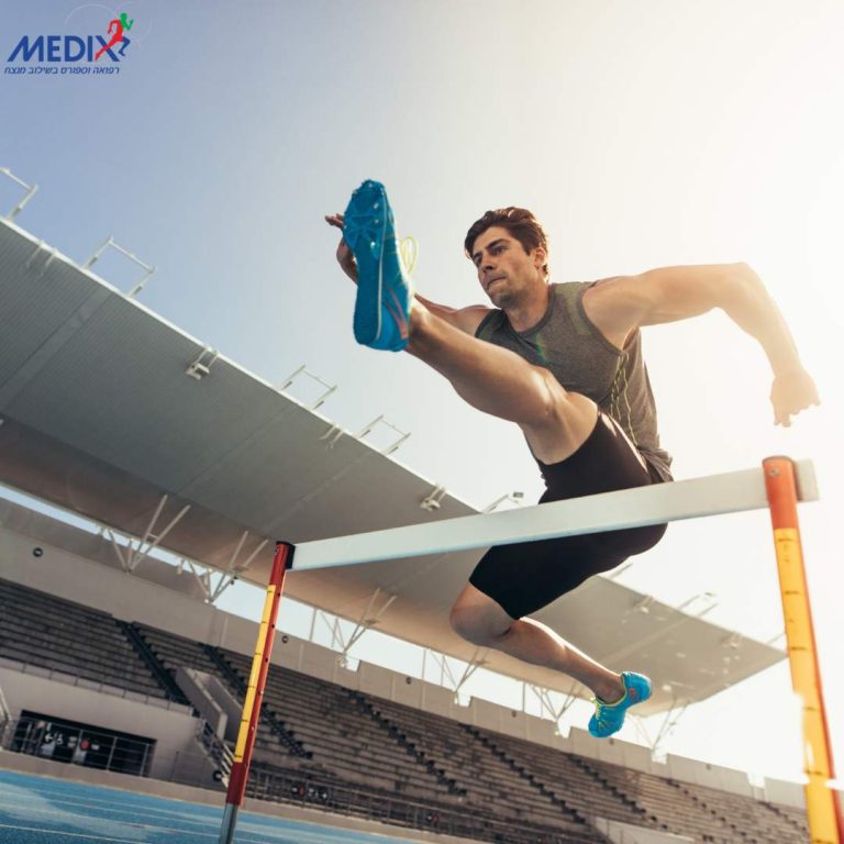 תמונה דינמית של ספורטאי קופץ מעל משוכה באצטדיון. מייצגת כוח, מהירות והתגברות על מכשולים, המשמשת להמחשת חשיבות המאבק בשימוש בחומרים אסורים בספורט ובחתירה להישגים בצורה בריאה והוגנת.