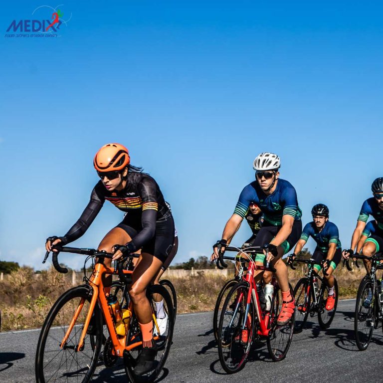 תמונה של קבוצת רוכבי אופניים בפעולה, המדגישה את החשיבות של הכנה גופנית נכונה למניעת פציעות רכיבה נפוצות. במאמר זה תמצאו דרכים למניעת פציעות ושמירה על בריאות הרוכבים באמצעות טכניקות ואימונים יעילים.