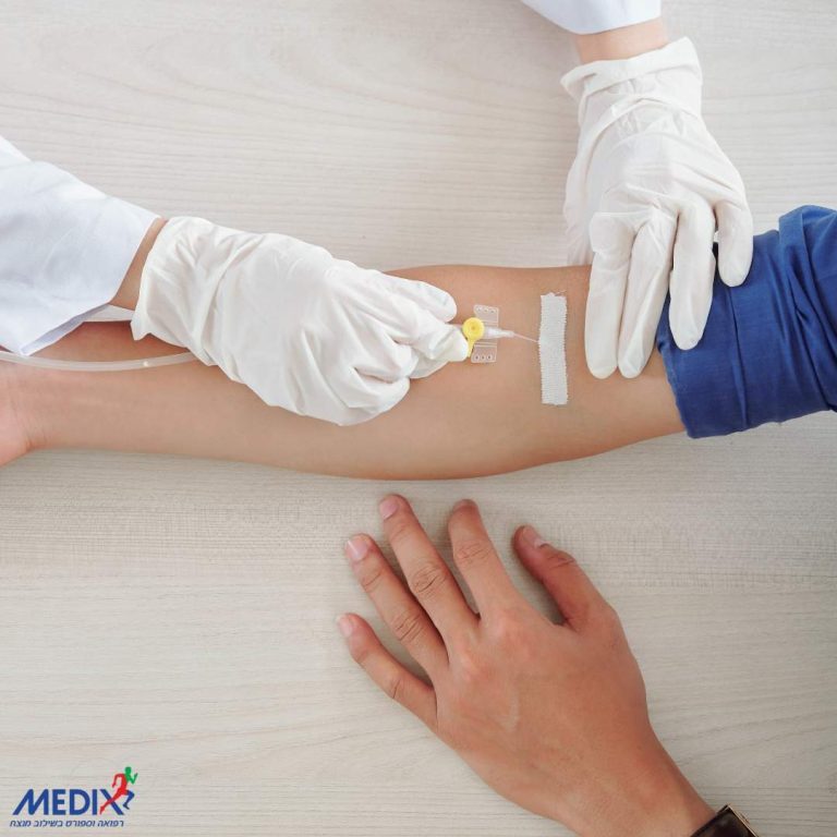 תמונה הממחישה את שיטת סימום הדם, פרקטיקה מסוכנת הנעשית לשיפור ביצועים בספורט. תהליך זה כרוך בהגדלת כמות תאי הדם האדומים בגוף, אך מלווה בסיכונים בריאותיים חמורים.