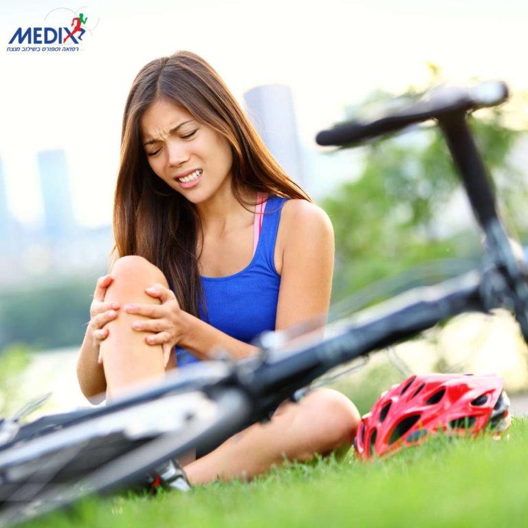 תמונה המדגימה פציעה נפוצה ברכיבת אופניים, כמו פציעות ברכיים הנובעות ממאמץ יתר או נפילות. המאמר מתמקד בזיהוי פציעות אלה ובשיטות להימנע מהן, כדי לשמור על בריאות הרוכב ולהמשיך לרכוב בבטחה.